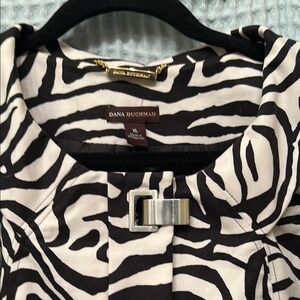 Dana Buchman Black and White Zebra Print Coat size XL)
